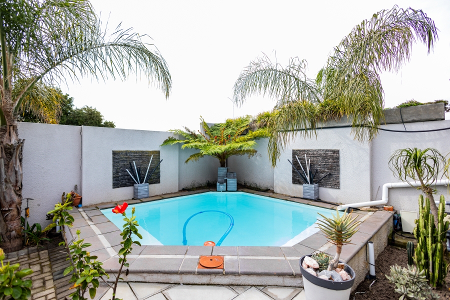 5 Bedroom Property for Sale in Loucharmante Western Cape